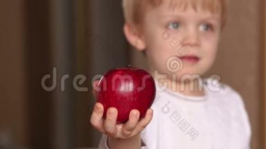 <strong>一个</strong>手里拿着<strong>一个红苹果</strong>的孩子的肖像。